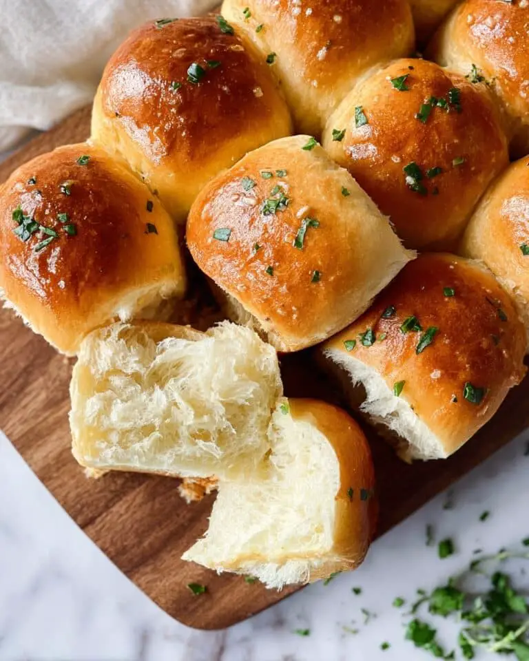 Easy Garlic Butter Dinner Rolls Recipe